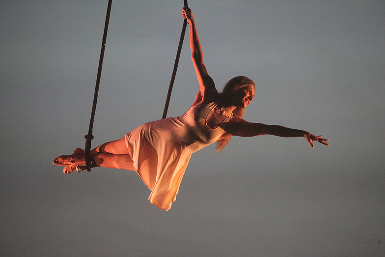 Spectacle de cirque inédit durant une fête